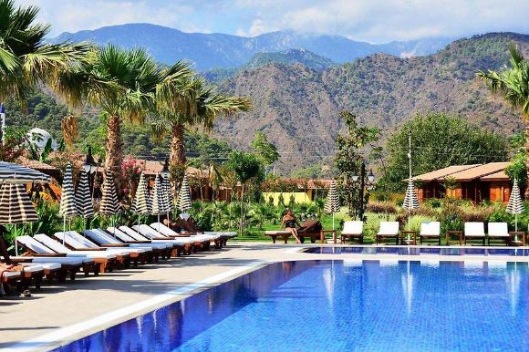 Бассейн на территории отеля